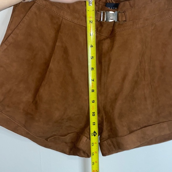 🪿Adorable brown leather shorts! - Picture 3 of 9